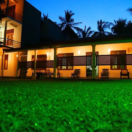 Vishmee Holiday Inn エンビリピティヤ エクステリア 写真
