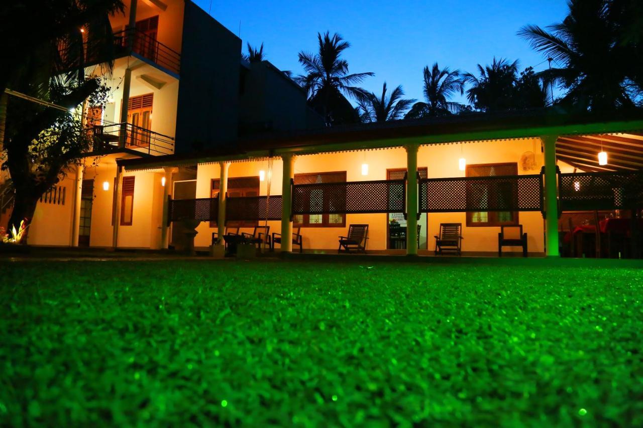 Vishmee Holiday Inn エンビリピティヤ エクステリア 写真