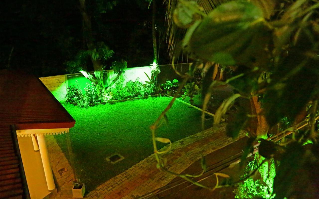 Vishmee Holiday Inn エンビリピティヤ エクステリア 写真